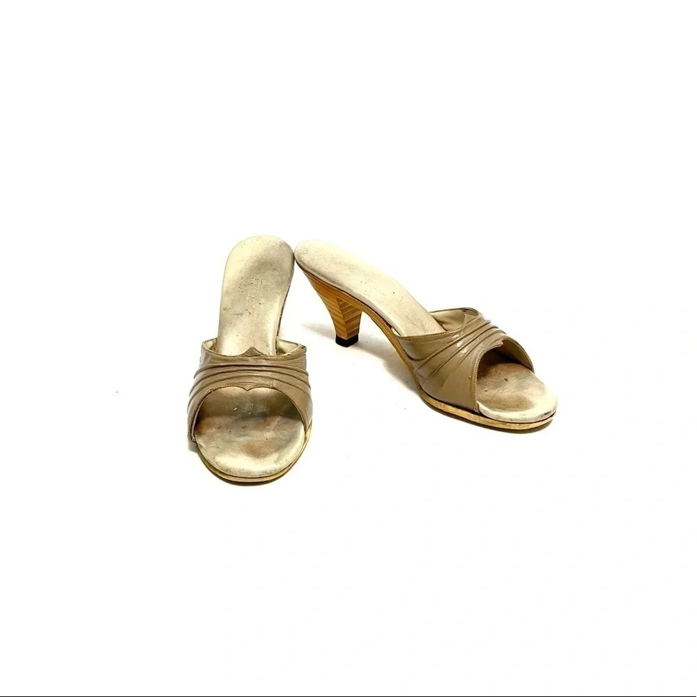 Vintage 1970s tan leather slip on polly style heels